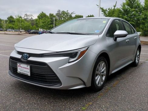 Used 2025 Toyota Corolla LE w/ LE Premium Package FWD image 8