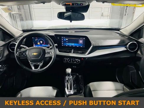 Used 2025 Chevrolet Trax LT w/ LT Convenience Package FWD image 4