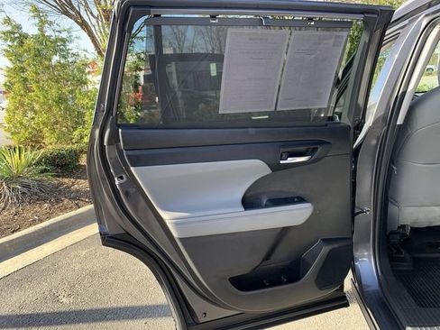 Used 2022 Toyota Highlander XLE image 15