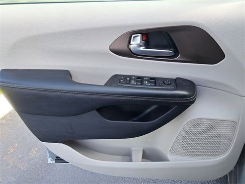 Used 2020 Chrysler Voyager L image 20