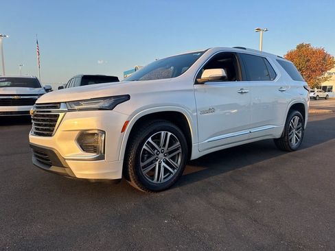 Used 2023 Chevrolet Traverse High Country FWD image 2