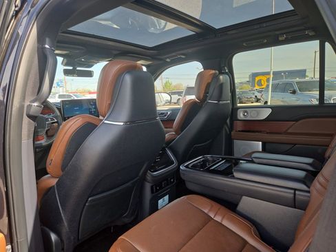 Used 2024 Lincoln Navigator Reserve image 12
