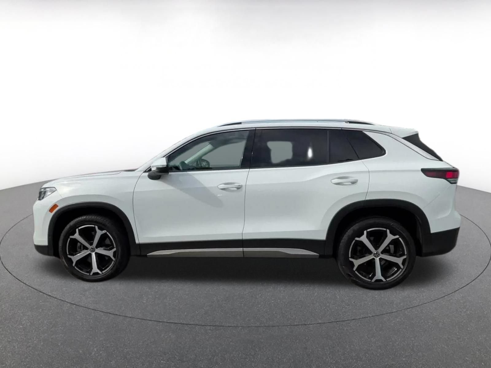 Used 2026 Volkswagen Tiguan SE AWD/4WD image 8