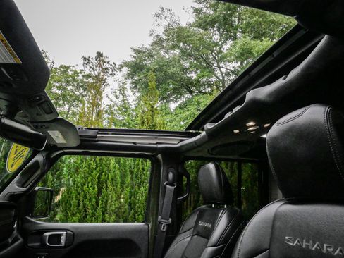 Used 2022 Jeep Wrangler Unlimited Sahara w/ Cold Weather Group AWD/4WD image 27