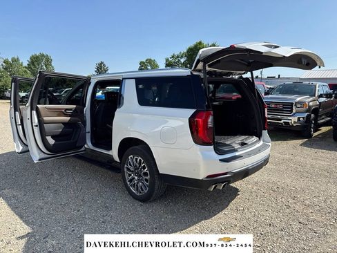 Used 2025 GMC Yukon XL Denali Ultimate w/ LPO, Illumination Package AWD/4WD image 38