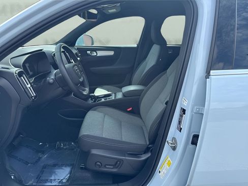 Used 2025 Volvo XC40 B5 Core AWD/4WD image 9