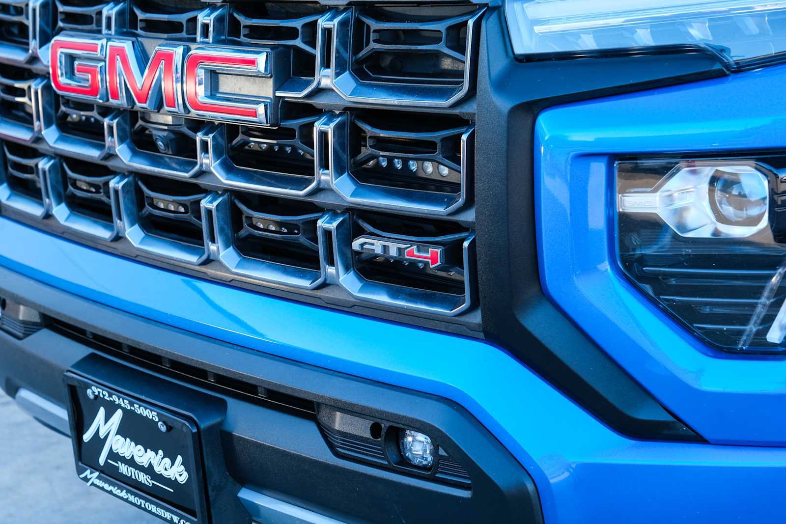Used 2024 GMC Canyon AT4 w/ Technology Package AWD/4WD image 3