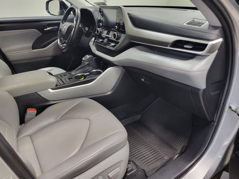 Used 2021 Toyota Highlander XLE AWD/4WD image 41