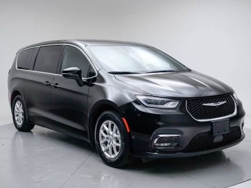 Used 2025 Chrysler Pacifica Select image 7