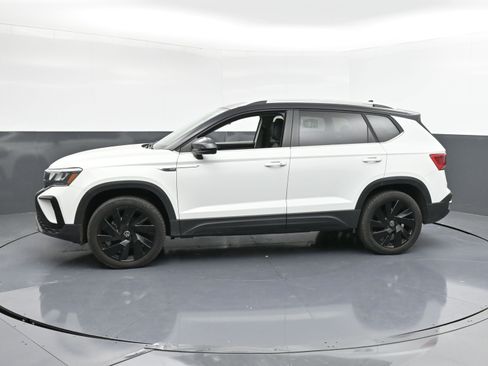 Used 2024 Volkswagen Taos SE w/ Panoramic Sunroof Package image 5
