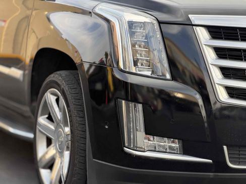 Used 2020 Cadillac Escalade ESV Luxury AWD/4WD image 15