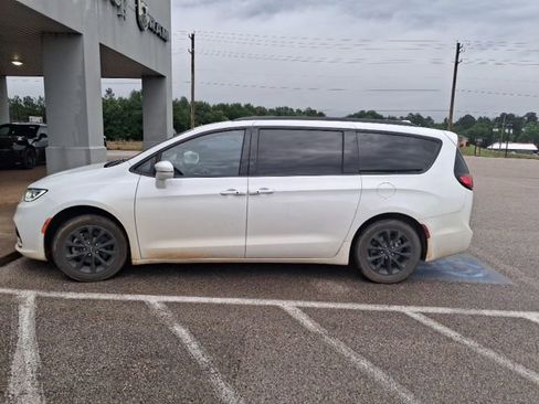Used 2021 Chrysler Pacifica Touring-L w/ S Appearance Package FWD image 1