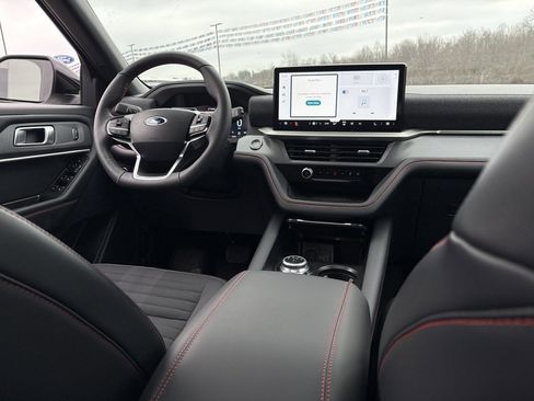 Used 2025 Ford Explorer ST-Line image 32