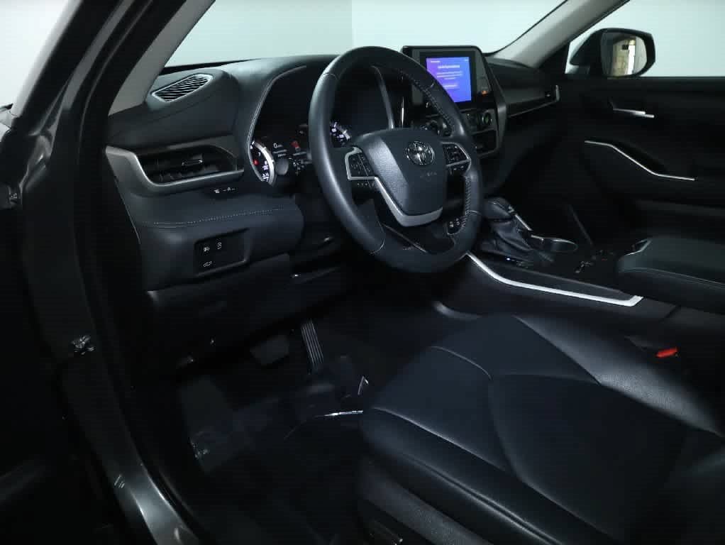 Used 2023 Toyota Highlander XLE FWD image 17