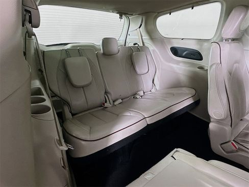 Used 2020 Chrysler Pacifica Limited w/ Tire & Wheel Group image 9