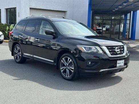 Used 2017 Nissan Pathfinder Platinum w/ Family Entertainment Package AWD/4WD image 3