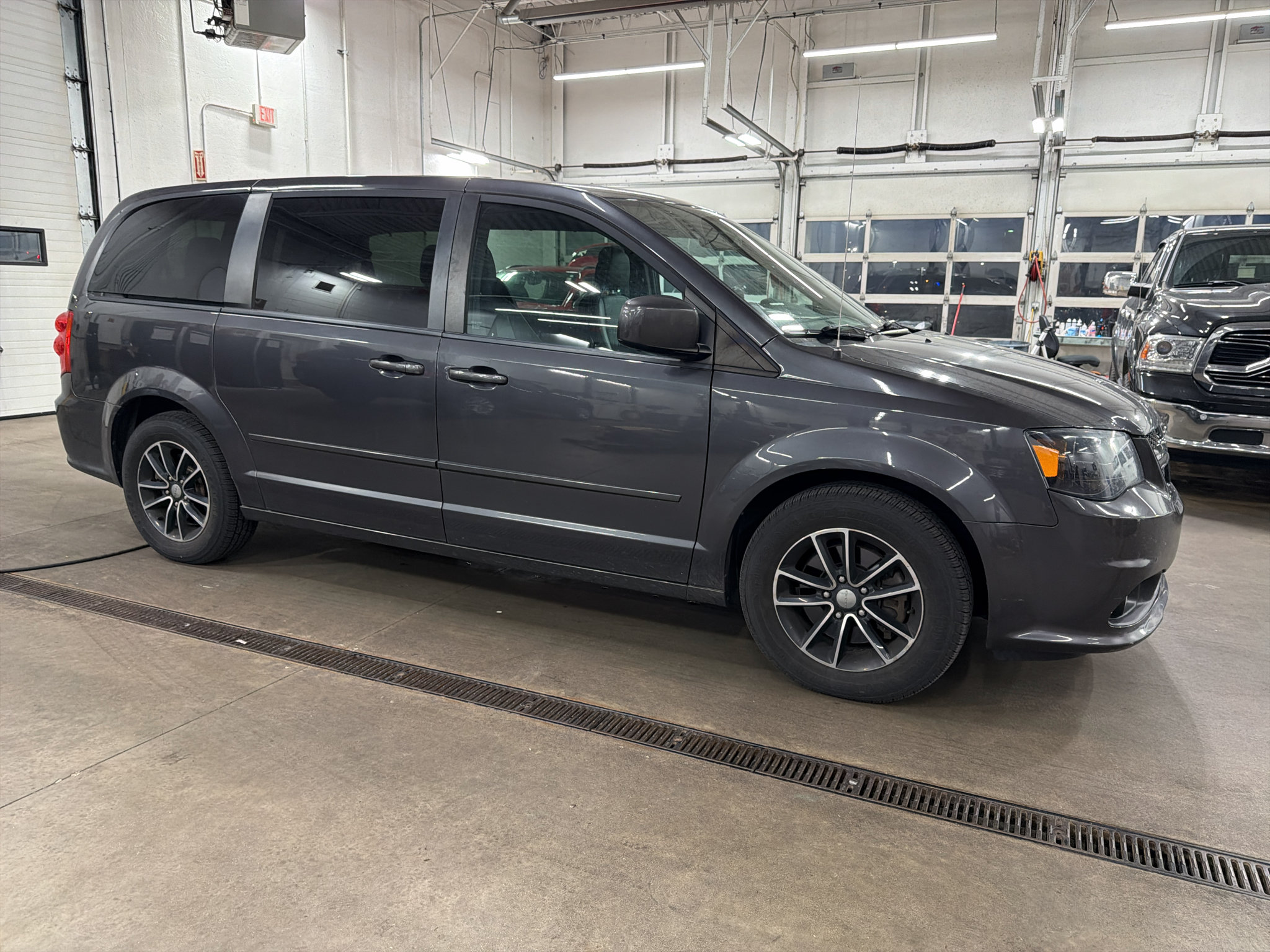Used 2016 Dodge Grand Caravan SXT FWD image 3