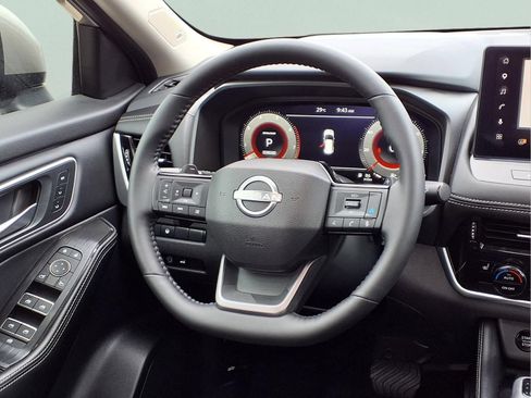 Used 2025 Nissan Rogue Platinum FWD image 14