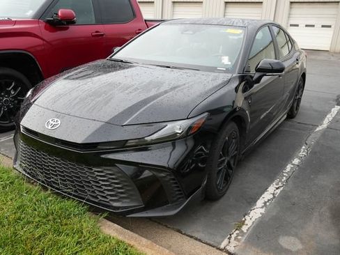 Used 2025 Toyota Camry SE FWD image 6