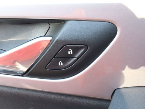 Used 2025 Chevrolet Blazer LT FWD image 16