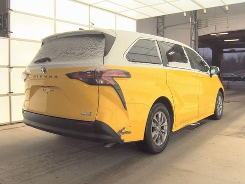 Used 2022 Toyota Sienna LE image 2