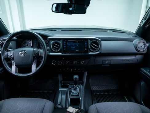 Used 2019 Toyota Tacoma TRD Off-Road w/ Technology Package AWD/4WD image 8