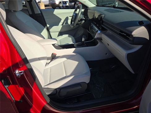 Used 2025 Hyundai Kona SEL image 7