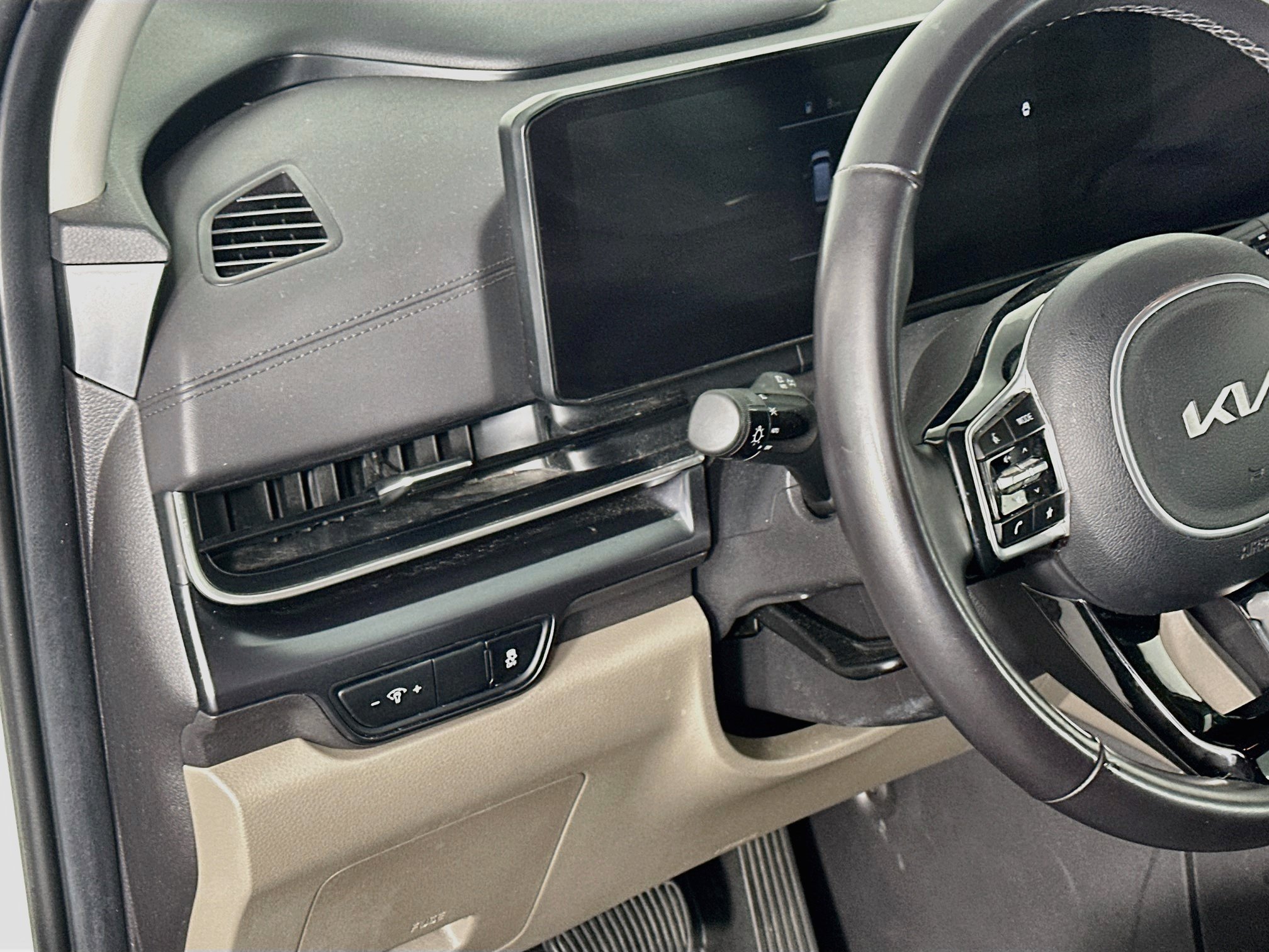 Used 2025 Kia Carnival FWD image 17