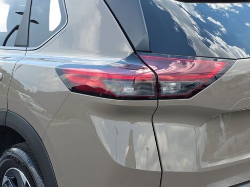 Used 2025 Nissan Rogue SV FWD image 30