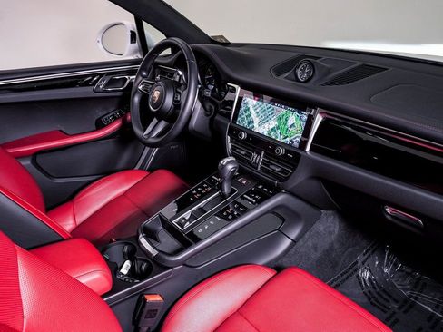 Certified 2025 Porsche Macan image 14