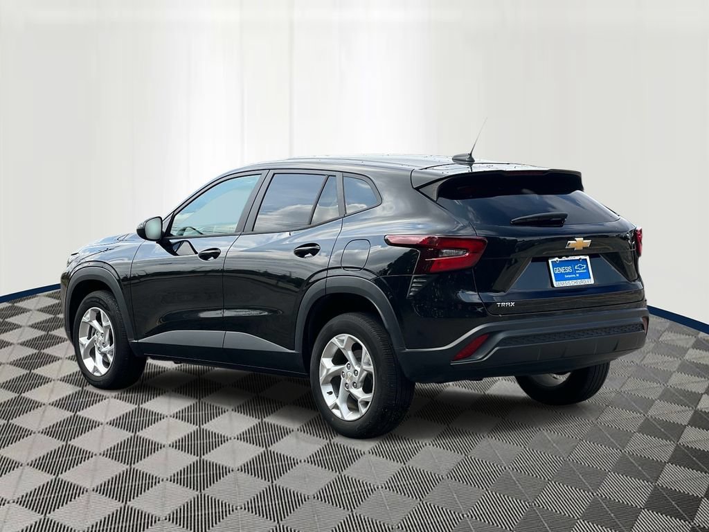 Used 2025 Chevrolet Trax LS w/ LS Convenience Package FWD image 4