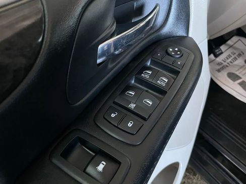 Used 2018 Dodge Grand Caravan SE w/ UConnect Hands-Free Group image 32
