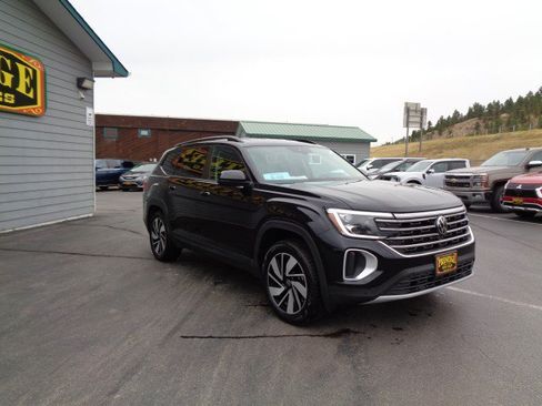 Used 2025 Volkswagen Atlas SE AWD/4WD image 3