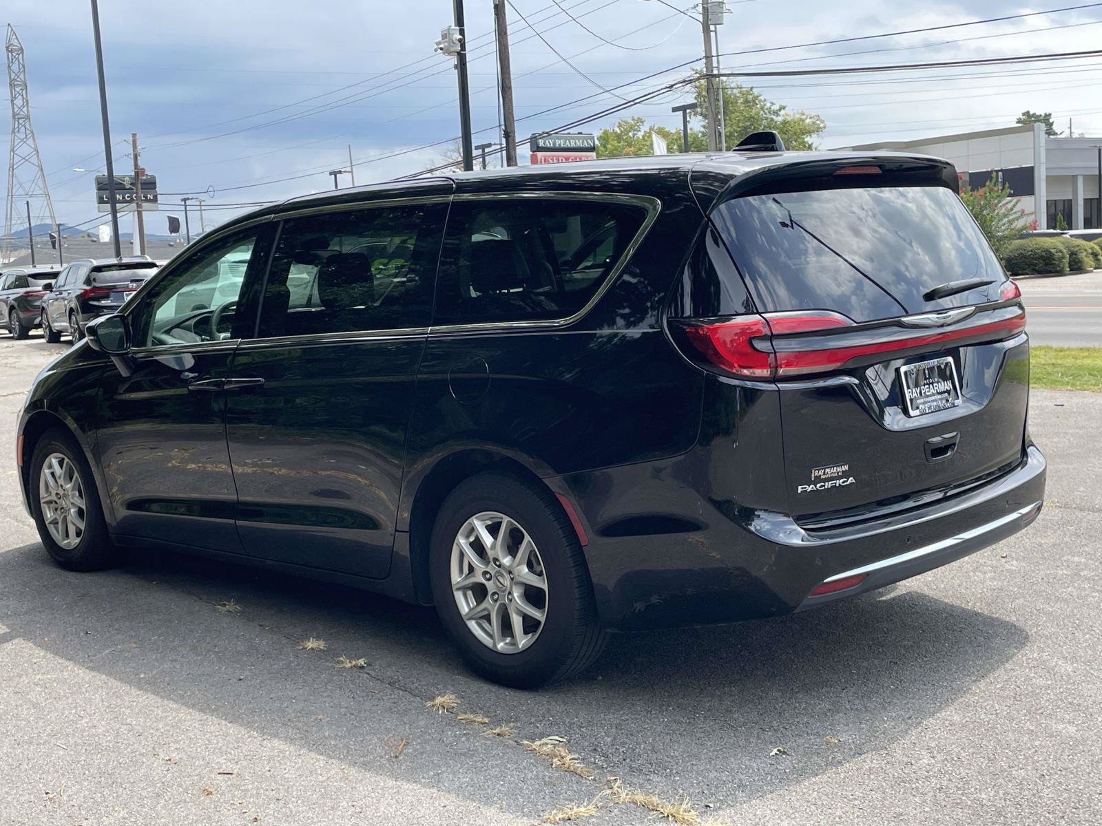 Used 2024 Chrysler Pacifica Touring-L FWD image 5