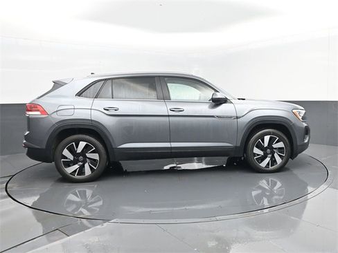 Used 2025 Volkswagen Atlas Cross Sport SE image 4