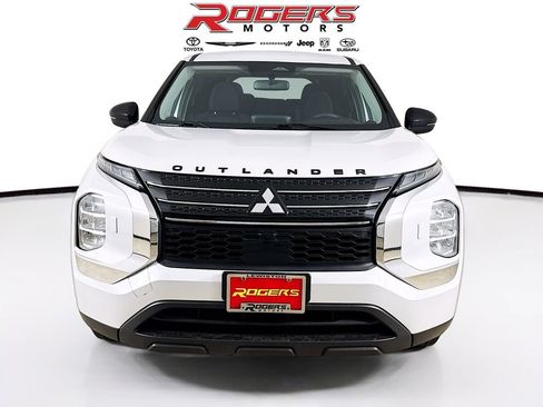 Used 2024 Mitsubishi Outlander ES image 2