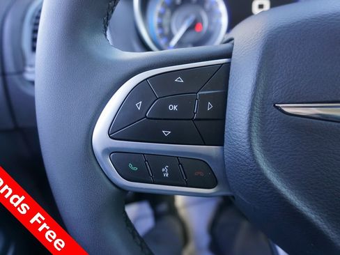 Used 2023 Chrysler 300 Touring L image 4