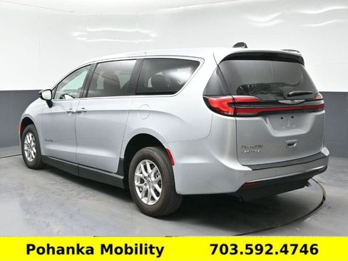 Used 2024 Chrysler Pacifica Touring-L FWD image 18