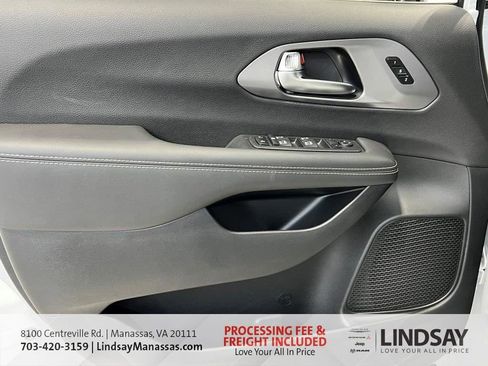 New 2026 Chrysler Pacifica Select image 28