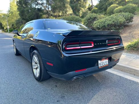 Used 2019 Dodge Challenger SXT image 3