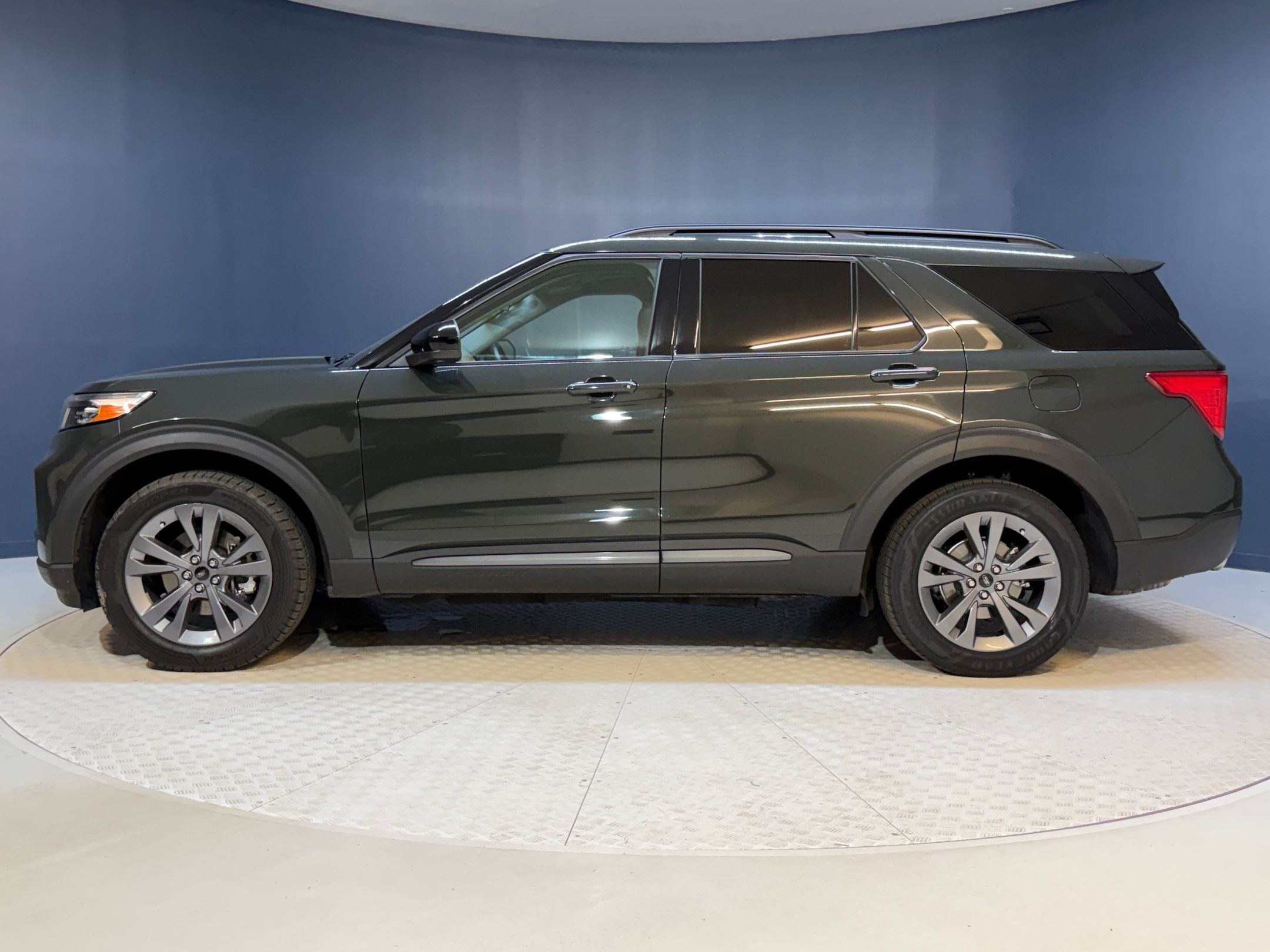Used 2022 Ford Explorer XLT w/ Equipment Group 202A AWD/4WD image 2