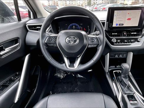 Used 2025 Toyota Corolla Cross XLE w/ Convenience Package image 5