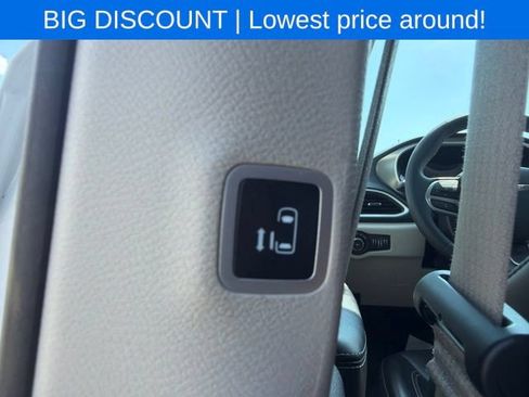 Used 2023 Chrysler Pacifica Touring-L FWD image 27