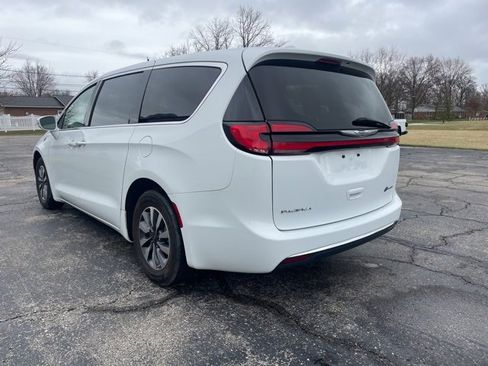 Used 2022 Chrysler Pacifica Touring-L image 5