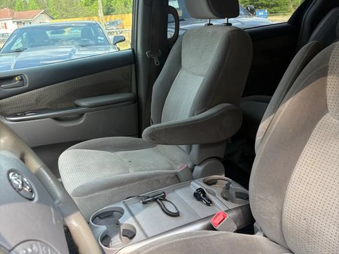 Used 2010 Toyota Sienna LE FWD image 34