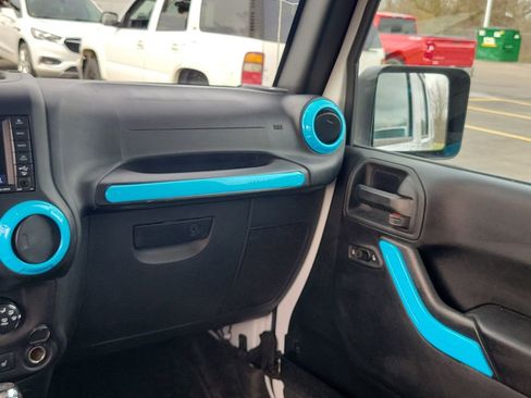 Used 2018 Jeep Wrangler Unlimited Sahara image 24