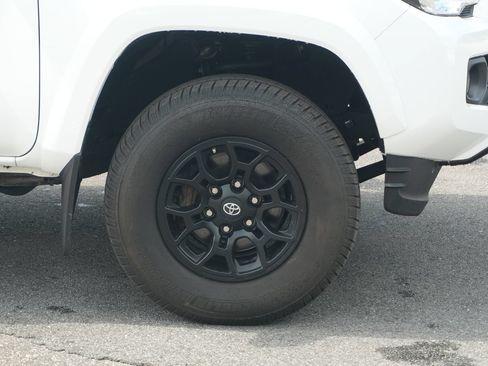 Used 2021 Toyota Tacoma SR5 AWD/4WD image 14
