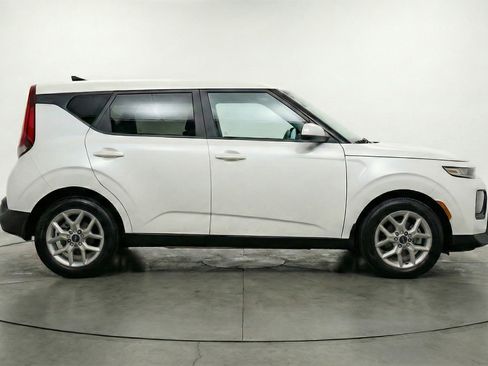 Used 2025 Kia Soul LX w/ LX Technology Package FWD image 11