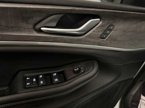 Used 2023 Jeep Grand Cherokee Limited w/ Black Appearance Package image 21