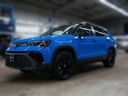 Certified 2025 Volkswagen Taos SE image 3